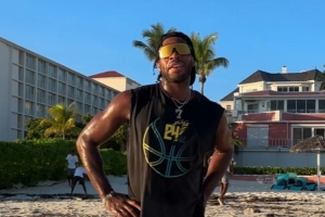 陽(yáng)光海風(fēng)配墨鏡！希爾德巴哈馬苦練 最后飛撲躍入海里