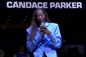 僅效力2年但助隊(duì)奪隊(duì)史首冠 ！WNBA天空隊(duì)退役坎迪斯-帕克球衣