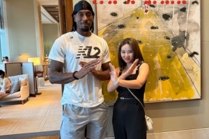 媒體人曬與萊昂納德的合照：中國功夫卡 ??