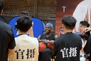 自己和喬丹單挑誰(shuí)贏？愛(ài)德華茲毫不猶豫回答：我會(huì)贏 我會(huì)打敗他