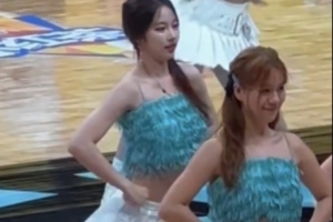 媒體人曬亞洲大學(xué)生籃球聯(lián)賽啦啦隊(duì)視頻：吃瓜過(guò)程中別著急上火