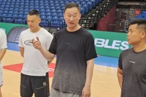 劉維偉：青島男籃要以國家隊為標(biāo)準(zhǔn) 四個字“毫無保留”