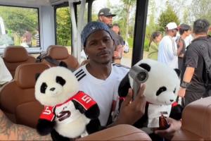 手拿公仔嘴角帶笑！愛德華茲游玩熊貓基地 對熊貓大喊：你好！