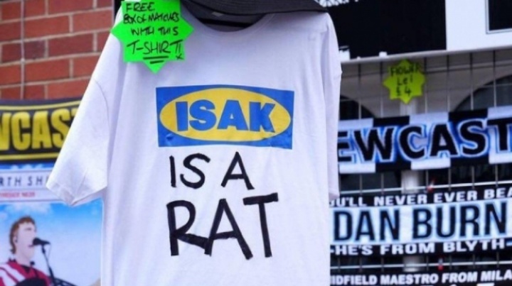 紐卡vs利物浦賽前，球場外有人出售寫著