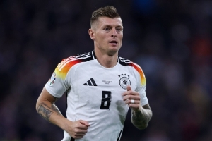 德甲規(guī)定賽前雙方隊(duì)長(zhǎng)與裁判互道尊重，克羅斯：我差點(diǎn)被嚇掉凳！