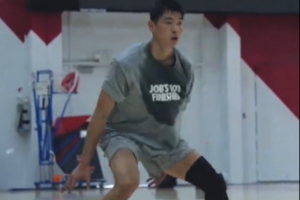 永不放棄最初的目標(biāo)！崔永熙最新康復(fù)訓(xùn)練視頻 左腿佩戴護(hù)膝