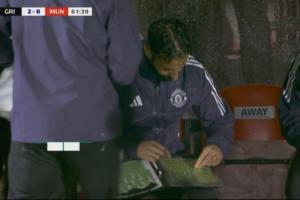 這是曼聯(lián)主帥？阿莫林0-2落后擺弄戰(zhàn)術(shù)板，點(diǎn)球布置未參與&不敢看