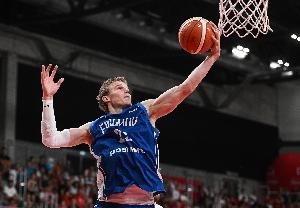 在爵士憋成啥了！馬爾卡寧半場(chǎng)10中4&8罰7中 砍下16分4板2助1斷