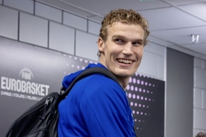 芬蘭主場(chǎng)揭幕戰(zhàn)即將開(kāi)打！爵士曬馬卡照片：如果準(zhǔn)備好了請(qǐng)微笑