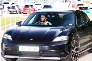 神情沮喪！曼聯(lián)全隊今日11點抵達基地訓練，阿莫林提前4小時到達