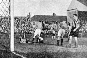 77年未曾碰面！1948年曼聯(lián)1-1格林斯比，紅魔隊(duì)史與之16戰(zhàn)只贏4場