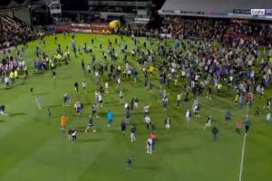 狂歡！英乙隊(duì)格林斯比淘汰曼聯(lián)晉級，完場后球迷沖場慶祝