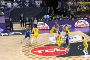 舉火燒天！馬爾卡寧接球無視防守 直殺內(nèi)線單手掛筐