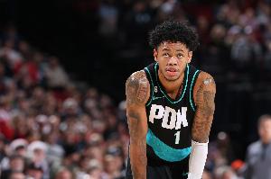 美記：雄鹿有意在訓(xùn)練營(yíng)開(kāi)始前交易得到安芬尼-西蒙斯