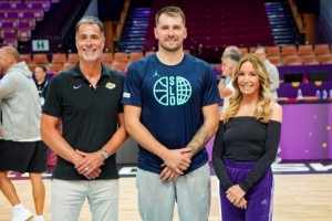 領(lǐng)導(dǎo)們都很關(guān)心！珍妮-巴斯&佩林卡探訪斯洛文尼亞男籃訓(xùn)練！