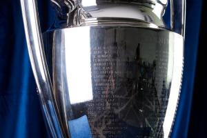 明年會是誰？歐冠獎杯運抵抽簽現(xiàn)場，杯身刻滿歷屆冠軍