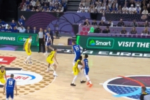 上上對(duì)抗！馬爾卡寧側(cè)翼持球轉(zhuǎn)身頂開(kāi)防守雙手炸筐