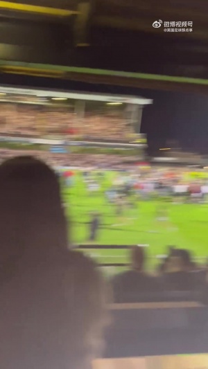 罰失關(guān)鍵點(diǎn)球的姆伯莫被沖場(chǎng)的格林斯比球迷嘲諷，B費(fèi)保護(hù)他離開(kāi)