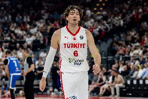 表現(xiàn)不俗！奧斯曼10中6貢獻(xiàn)20分4板3助1斷&晃倒對(duì)手命中三分