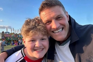 英媒：一對格林斯比死忠球迷父子更改度假計劃去看球隊與曼聯比賽