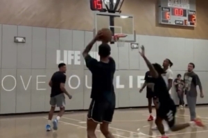 突破&投射&傳球樣樣行！李凱爾社媒曬自己打球視頻：投入工作