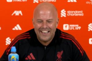 笑容滿面！斯洛特談紐卡將簽新9號(hào)：這對(duì)埃迪-豪來說是好消息