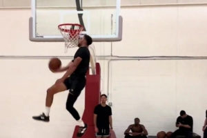 這個打幾分？美媒曬拉文胯下換手扣籃：他依舊能跳