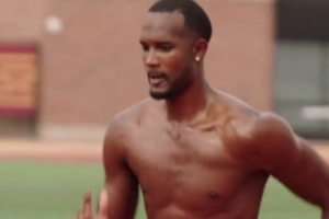 大汗淋漓！騎士隊(duì)莫布里在田徑場訓(xùn)練 主要有阻力跑&帶球跑等內(nèi)容