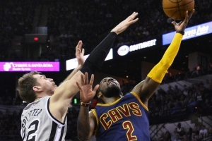 帕金斯：歐文從來(lái)都不是蝙蝠俠 他當(dāng)蝙蝠俠時(shí)騎士年年?duì)钤? >
                                        </div>
                                    </div>
                                    <div   id=