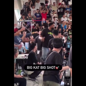 玩得很開心?。√扑怪袊小芭加觥毙】?當(dāng)場進(jìn)行三分PK