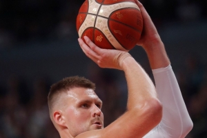 出現(xiàn)7次失誤！波爾津吉斯打趣：主場球迷壓迫感太強了