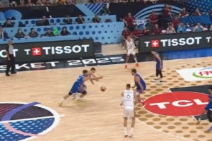 別受傷了！約基奇斷球后一條龍打成2+1 落地踉蹌重重砸在籃架上