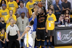 盧談16年總決賽G7最后時(shí)刻：詹姆斯筋疲力盡 就讓歐文挑庫(kù)里單打