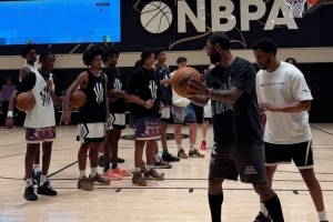 恢復(fù)進(jìn)展順利！歐文在訓(xùn)練營并親自指導(dǎo)小學(xué)員 還進(jìn)行了投籃訓(xùn)練