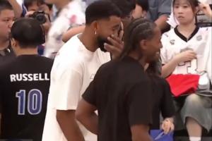 他鄉(xiāng)遇故知！唐斯到訪小卡中國(guó)行活動(dòng) 兩人比試三分交談甚歡