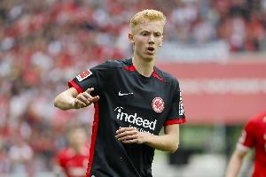 羅馬諾：法鷹中場拉爾森拒絕沙特巨額合同，希望繼續(xù)留在歐洲踢球