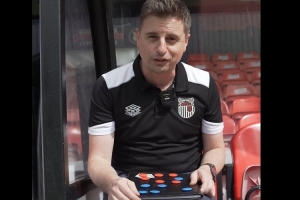 致敬開擺？??格林斯比教練認(rèn)真模仿阿莫林，擺戰(zhàn)術(shù)板公布首發(fā)