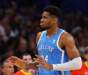 不可阻擋！字母哥半場(chǎng)7中6高效砍下16分6板3助2斷 正負(fù)值+20