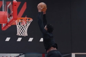 跳得更高了？火箭媒體曬阿門(mén)-湯普森訓(xùn)練中雙手暴扣的視頻