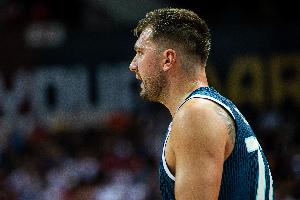 東契奇談外界批評(píng)：我們本可以去海灘度假 現(xiàn)在在賽場上拼盡全力