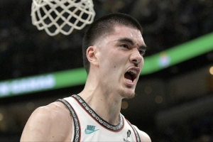 埃迪超速駕駛被交警攔下視頻流出 限速88公里路段超車時飆到162