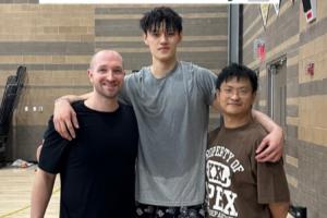 將加盟籃網(wǎng)！訓(xùn)練師曬和曾凡博合照：你該去布魯克林辦正事啦！