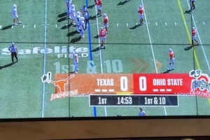 放大縮??！詹姆斯曬在家中觀看俄亥俄州大橄欖球隊(duì)比賽：加油沖呀