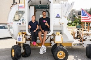 開心得像個孩子！文班參觀NASA航天中心充滿好奇！