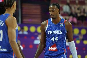 高效+優(yōu)秀護筐！薩爾替補出戰(zhàn)21分鐘 6中5得12分5板1斷2帽