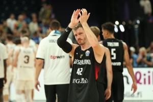 德國(guó)名將歐錦賽三分命中率70.6% 前年戰(zhàn)美國(guó)晃趴哈利射中關(guān)鍵三分