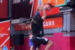 這恐怖的力量！戈登雙手暴力砸扣 籃筐嚴(yán)重下垂幾乎要掉落！