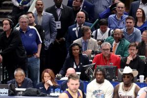 真貼臉開大！一球迷和哈里森問好握手 對(duì)其大喊：我們TMD仍然恨你