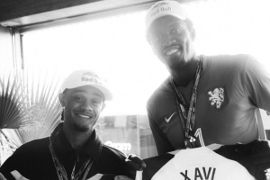 又獲一件新球衣！西卡觀看F1與熱刺球星哈維-西蒙斯交換球衣