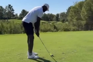 如此熱愛！詹姆斯曬與友人冒著38.9度高溫練習(xí)打高爾夫